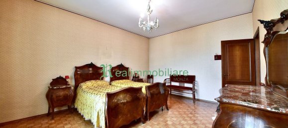 5 rooms Apartment in Monza, Italy No. 143925 2