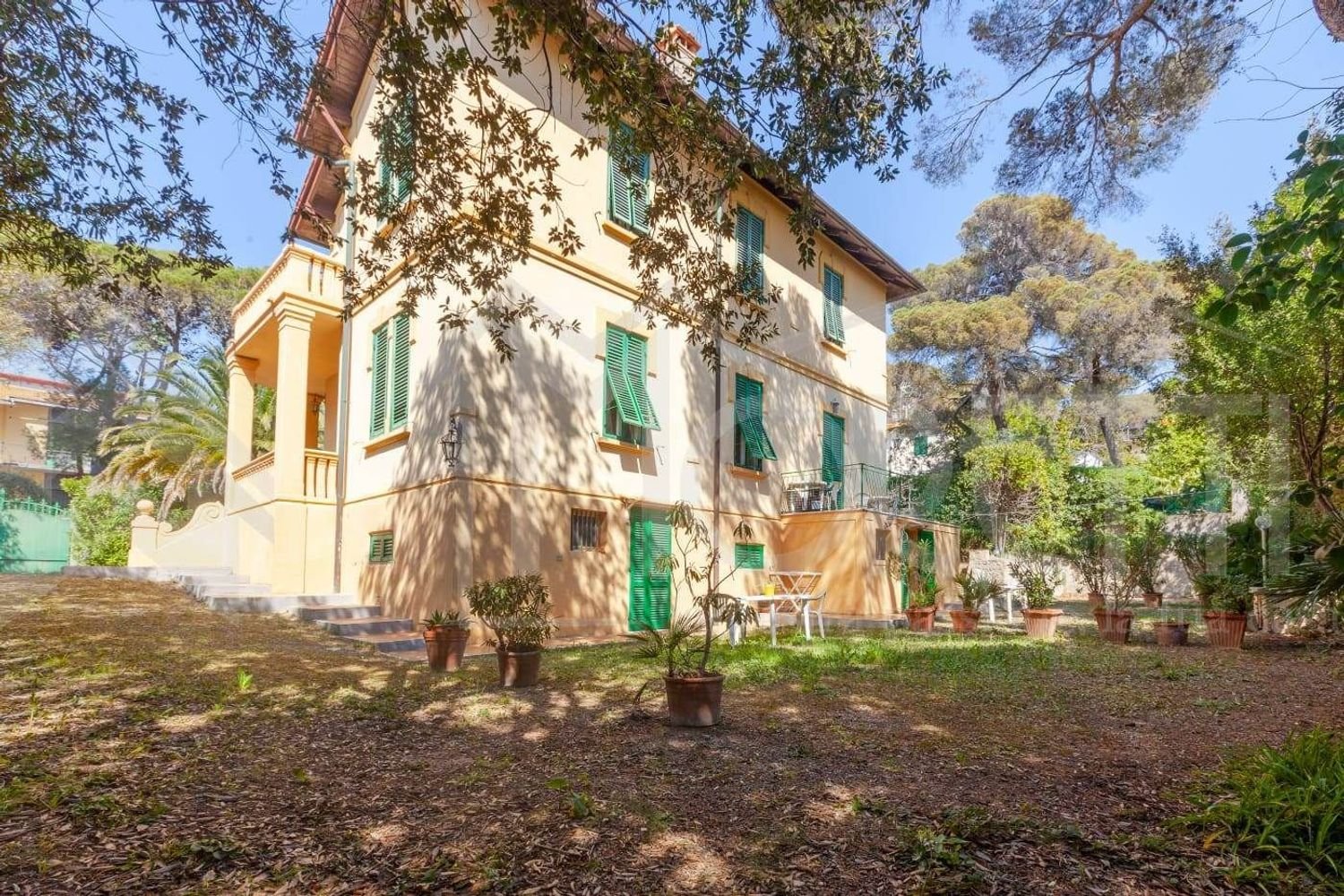 14 rooms Villa in Livorno, Italy No. 174353