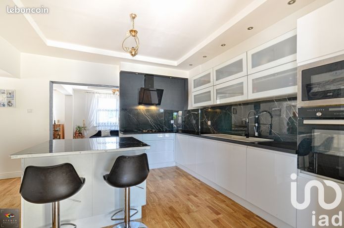 Casa de 6 dormitorios en Talange, France No. 304731