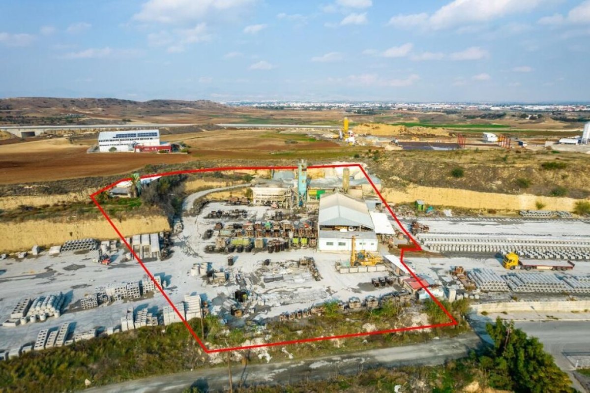 288m² Commercial property for sale in Nicosia, Cyprus № 24468