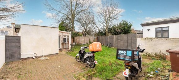 3 bedrooms Bungalow in Harrow, United Kingdom No. 9432 10