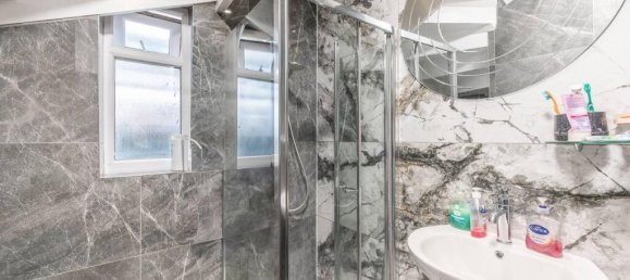 3 bedrooms Bungalow in Harrow, United Kingdom No. 9432 6