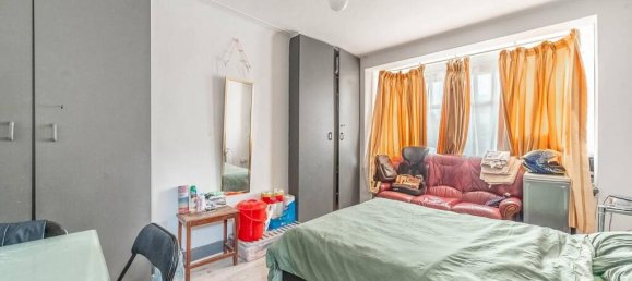 3 bedrooms Bungalow in Harrow, United Kingdom No. 9432 5