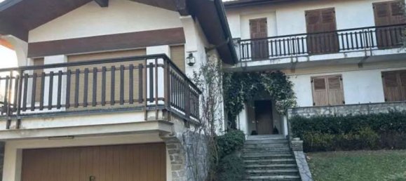 8 rooms House in Erba, Italy No. 2843 2