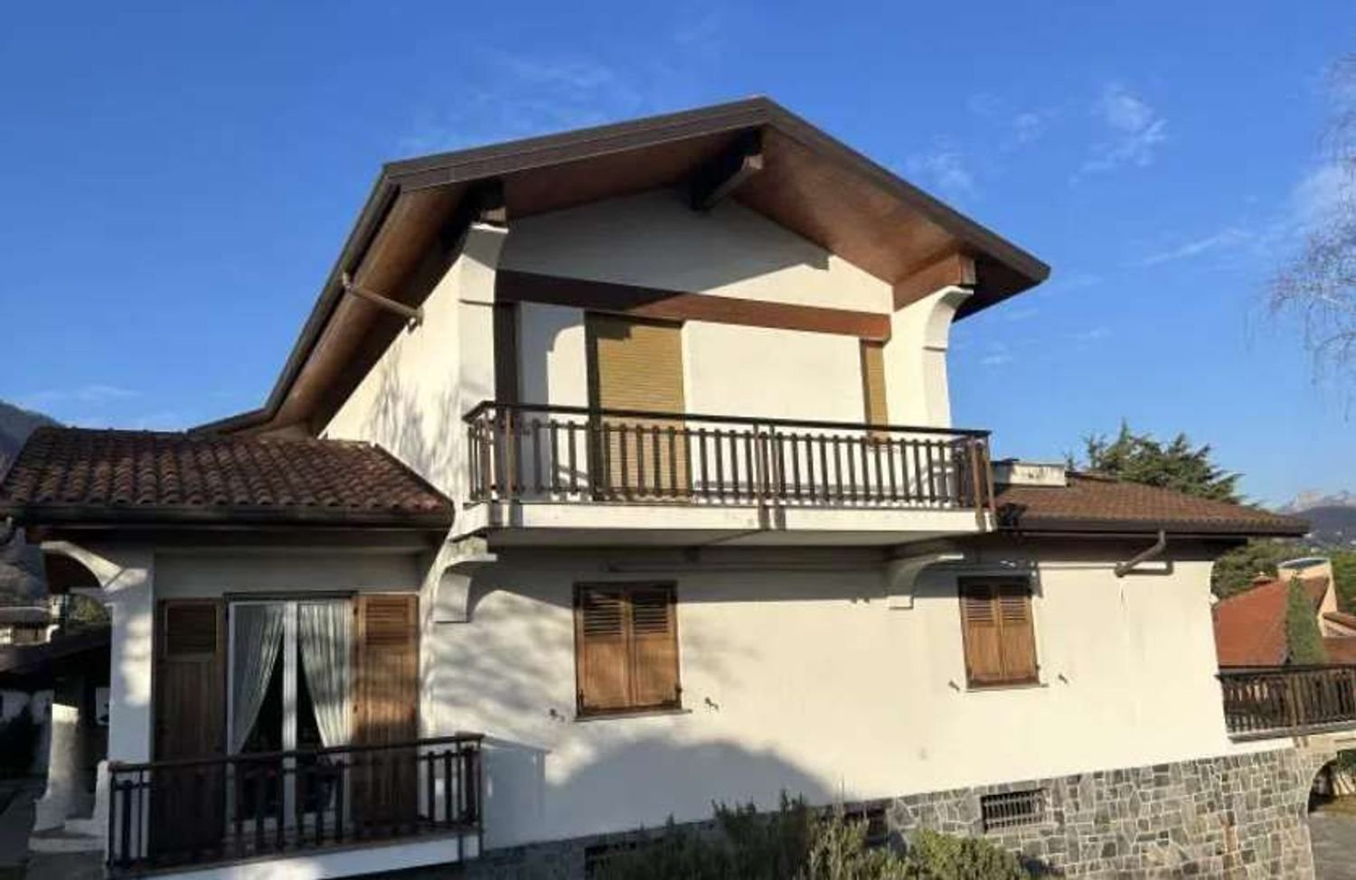 8 rooms House in Erba, Italy No. 2843