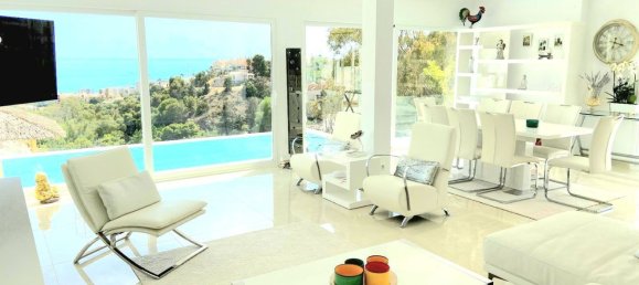 Villa de 4 dormitorios en Fuengirola, Spain No. 45533 2