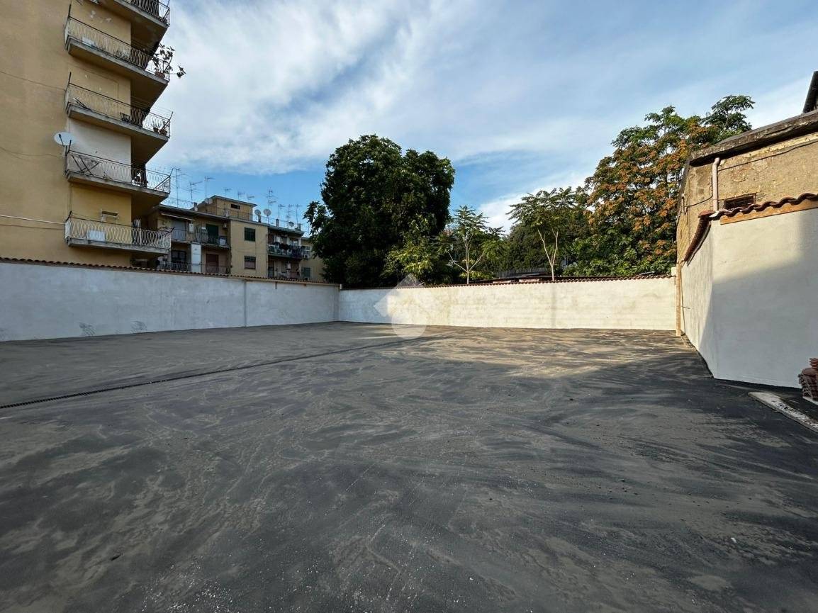 13m² Parking in Naples, Italy No. 5527