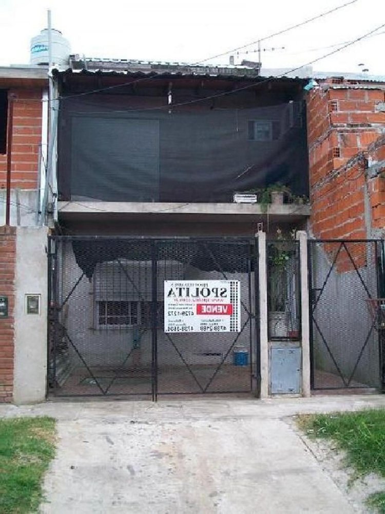 3 bedrooms House in Tres de Febrero, Argentina No. 84030