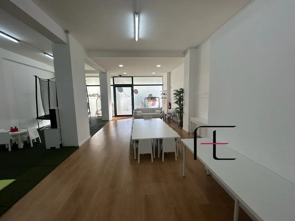 170m² Commercial property in Porto, Portugal No. 350955