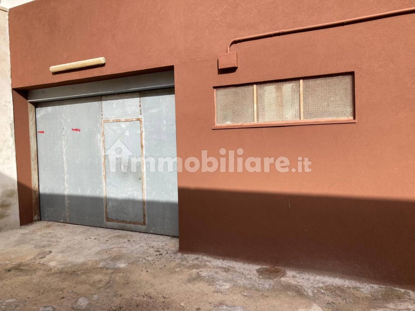 300m² Warehouse in Bari, Italy No. 329903