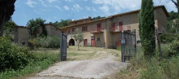 4 bedrooms House in Montone, Italy No. 104624 2