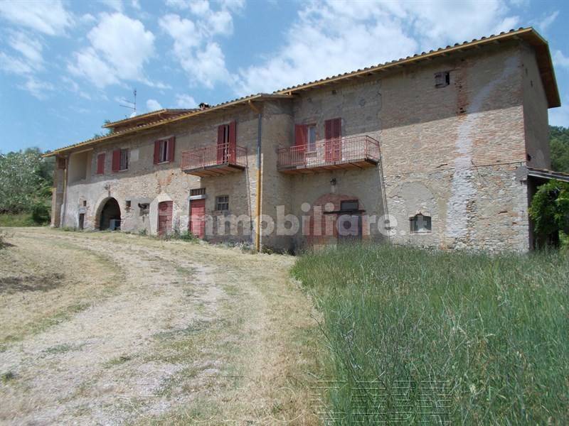 4 bedrooms House in Montone, Italy No. 104624