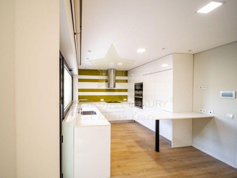 3 bedrooms Villa in Vila Nova de Gaia, Portugal No. 18068