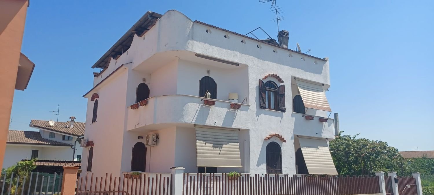 7-salle Maison à Latina, Italy No. 209667