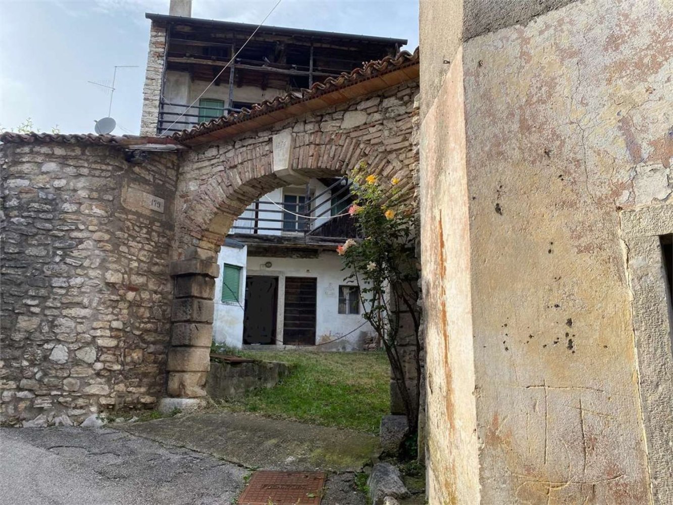 Дом с 10 комнатами в Ревине Лаго, Италия № 89845