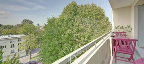 3 bedrooms Apartment in Versailles, France No. 181669 2