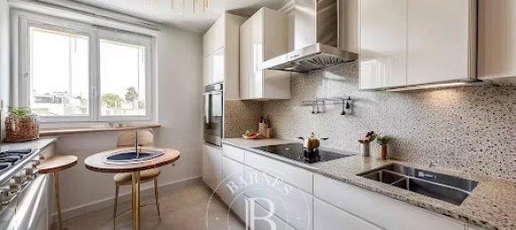 3 bedrooms Apartment in Versailles, France No. 181669 3