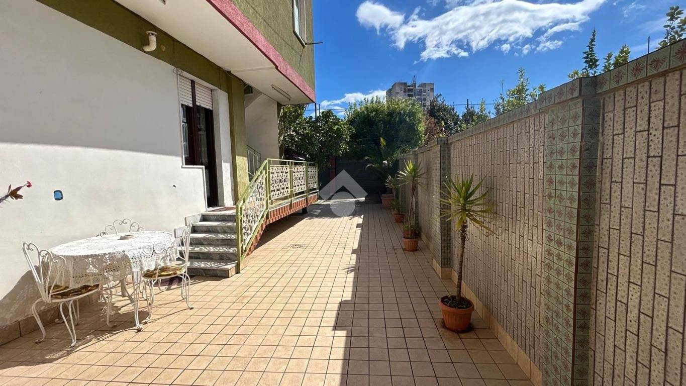 5 rooms Building in Naples, Italy No. 8842