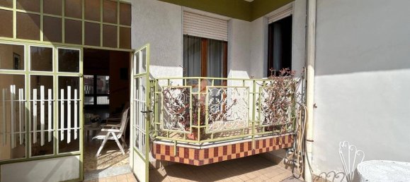 5 rooms Building in Naples, Italy No. 8842 8