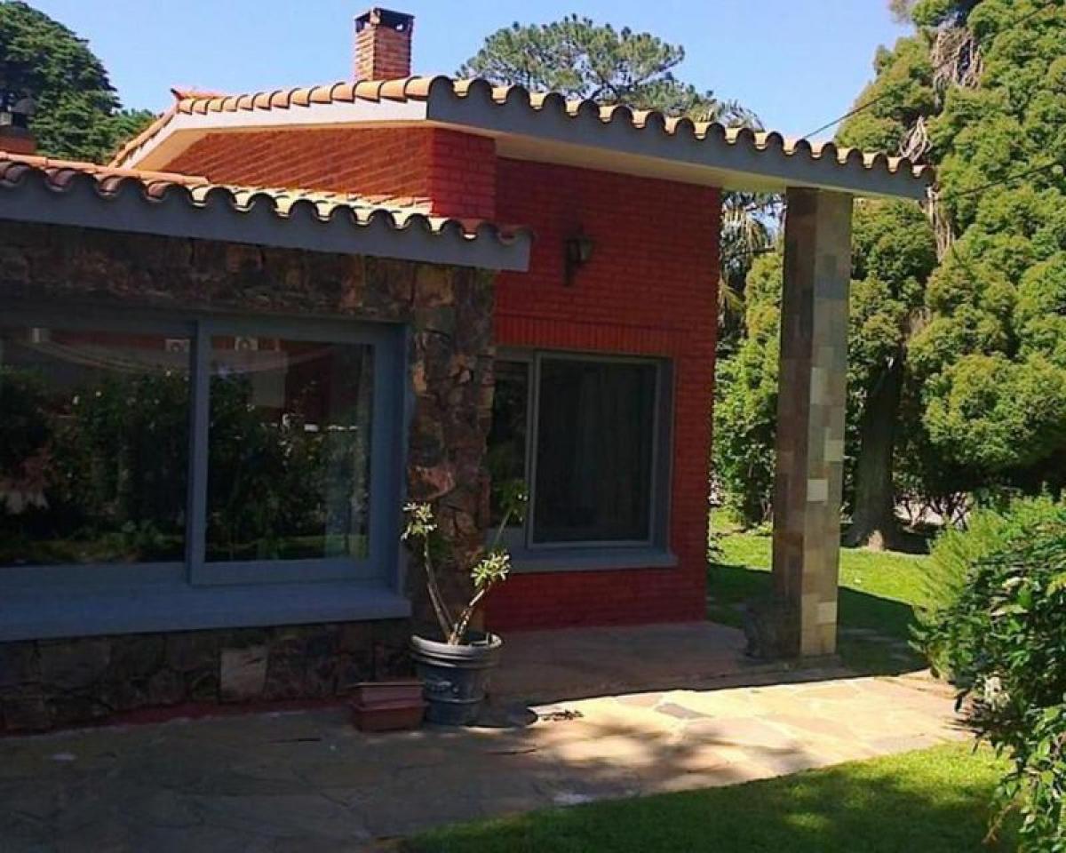 Casa de 4 dormitorios en Maldonado, Uruguay No. 5933