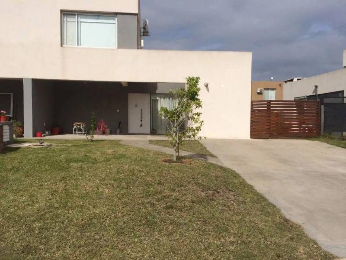 2 bedrooms House in Tigre, Argentina No. 68689