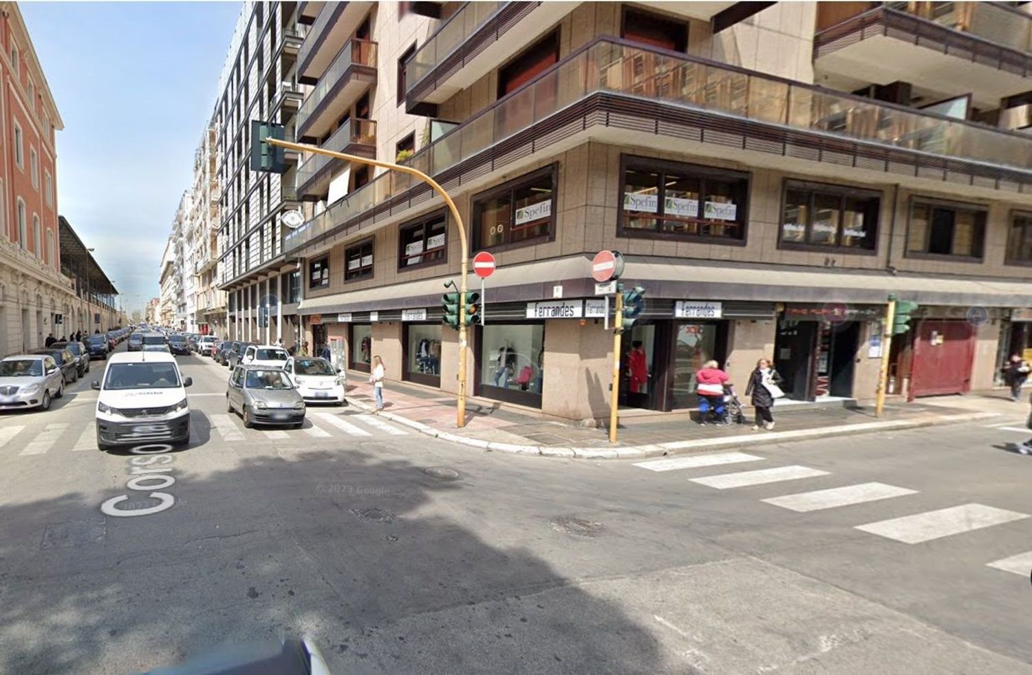 300m² Commercial property in Bari, Italy No. 39585