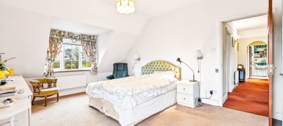 4 bedrooms House in Reigate, United Kingdom No. 979 53