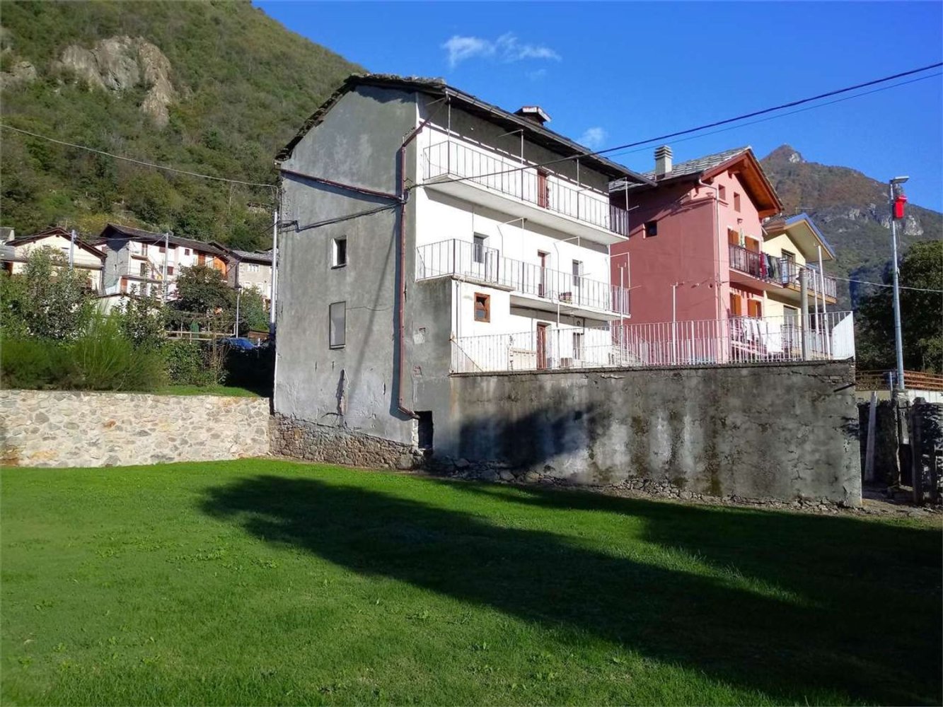 Casa de 6 habitaciónes en Donnas, Italy No. 61024