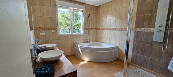 5 bedrooms House in Bosquel, France No. 362650 8