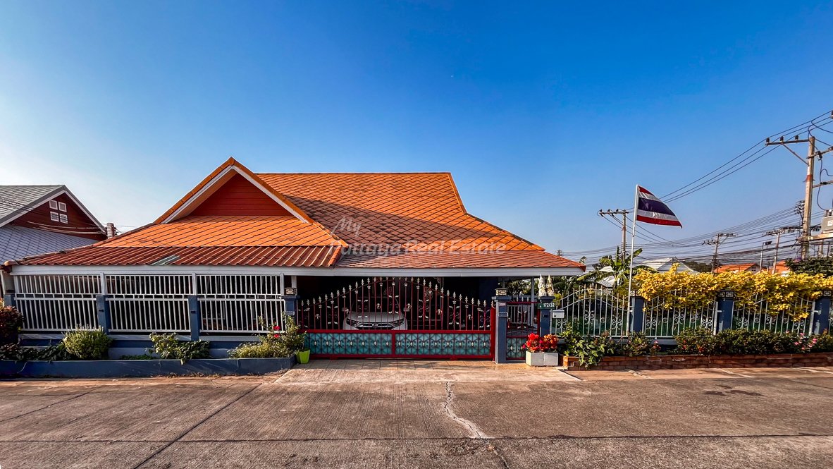 3 bedrooms House in Bang Lamung, Thailand No. 75065