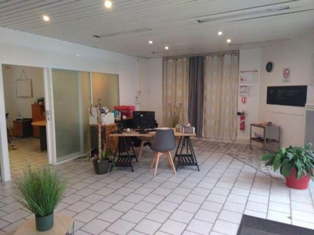 74m² Office in Coulommiers, France No. 20220