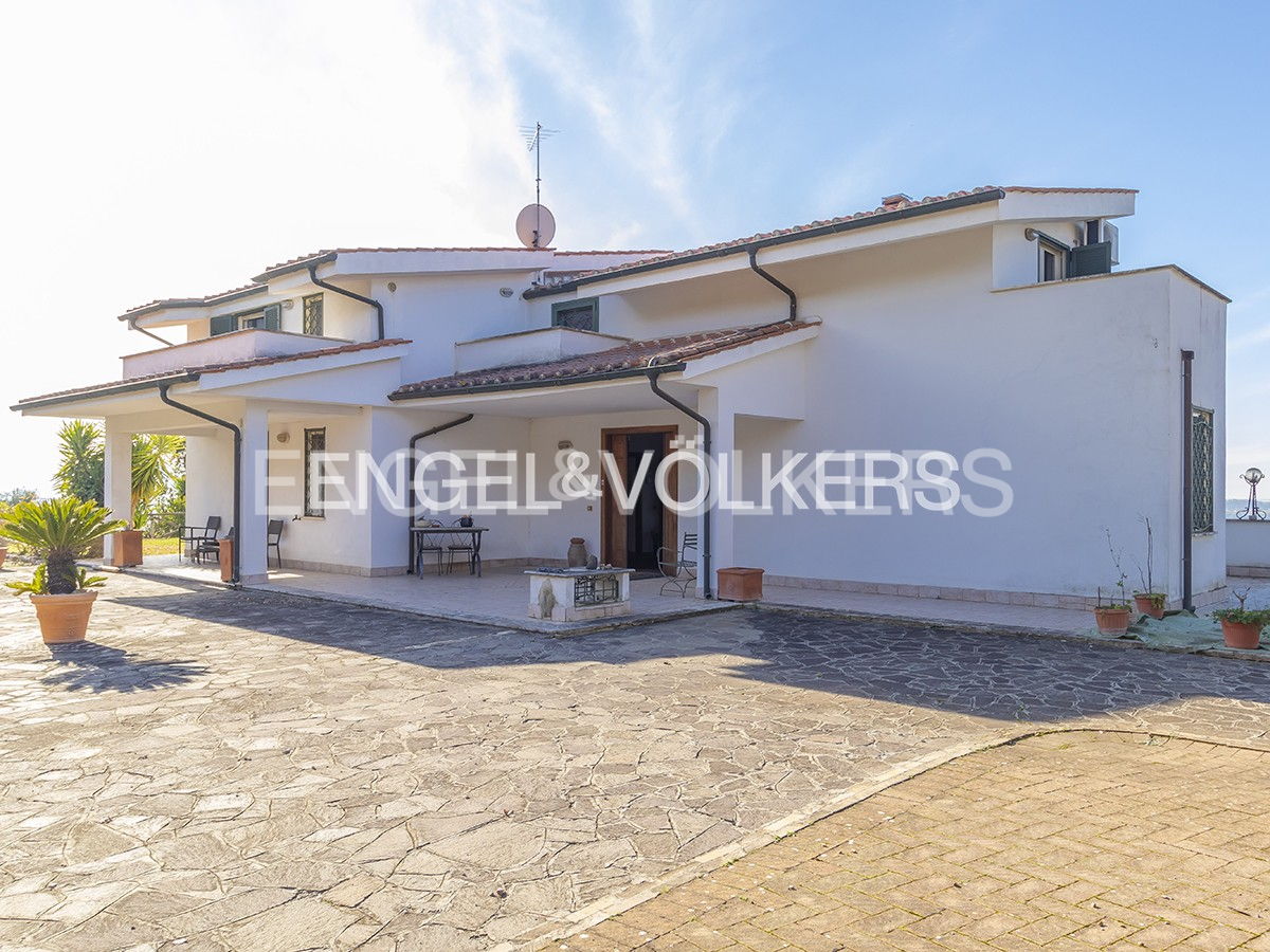5 bedrooms Villa in Sant'Angelo Romano, Italy No. 126680