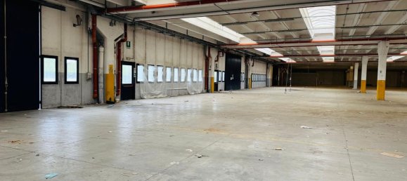 5000m² Warehouse in Carnate, Italy No. 359777 2
