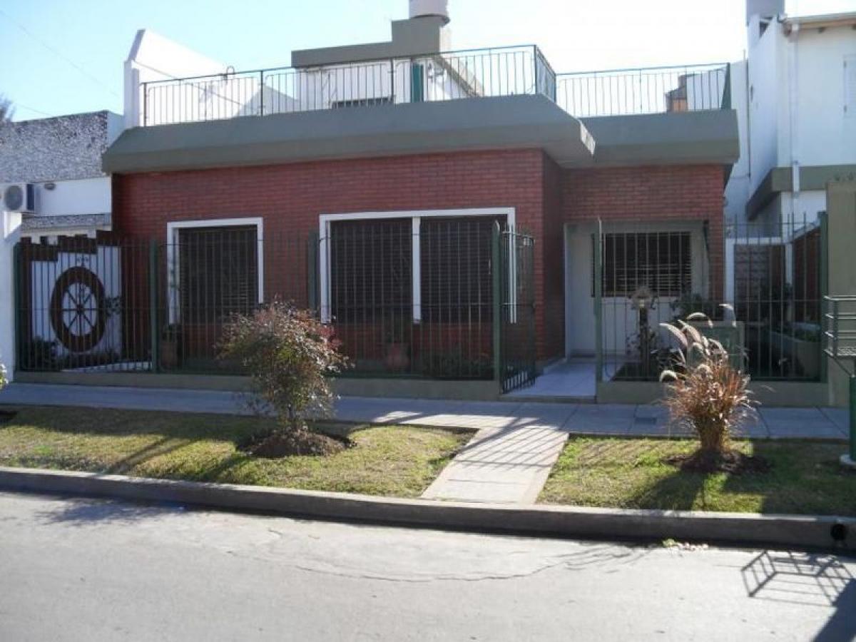 2 bedrooms House in Moron, Argentina No. 90245