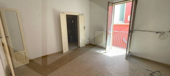 Дом с 6 комнатами в Корато, Италия № 32802 15