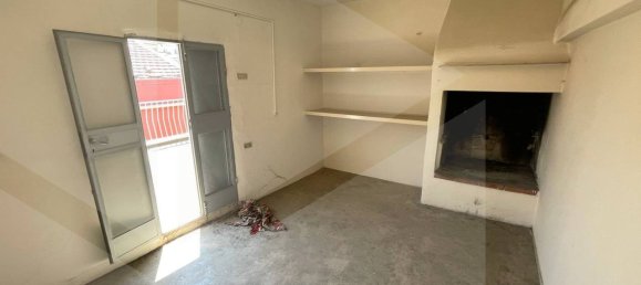 Дом с 6 комнатами в Корато, Италия № 32802 7