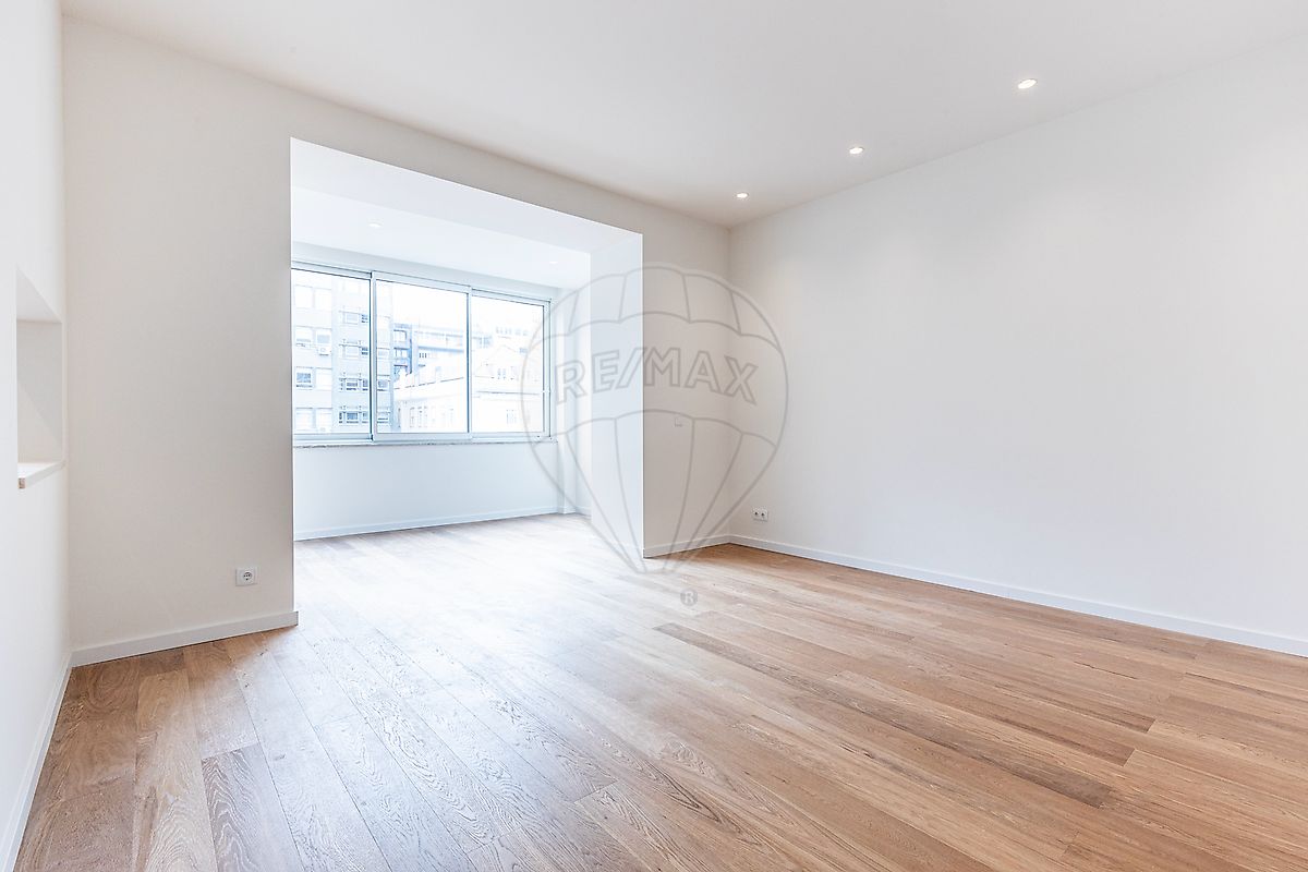 3 bedrooms Apartment in Lisbon, Portugal No. 104625