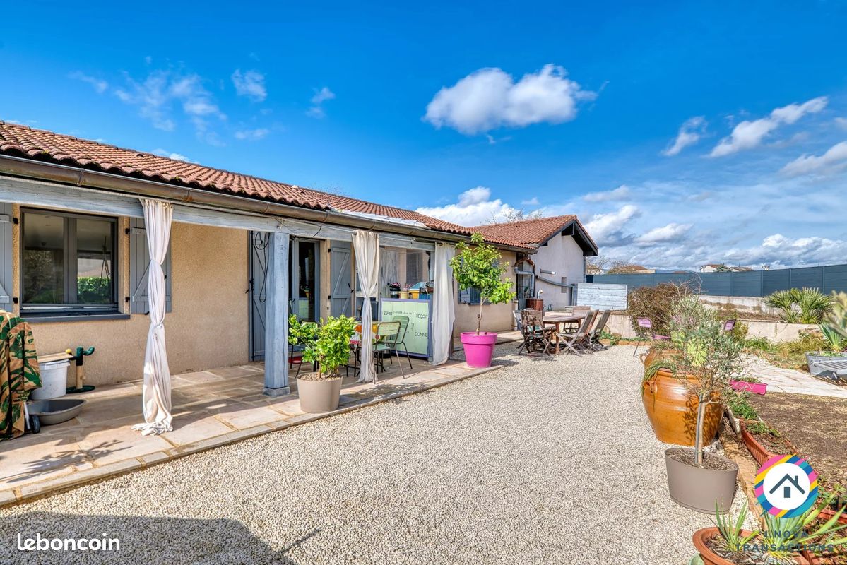 3 bedrooms House in Rhone, France No. 200396