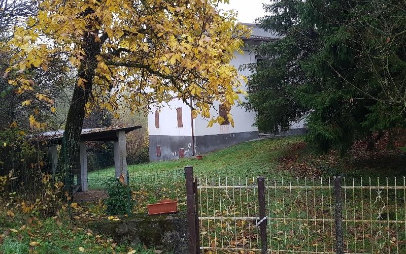 8 rooms Apartment in Montese, Italy No. 236192