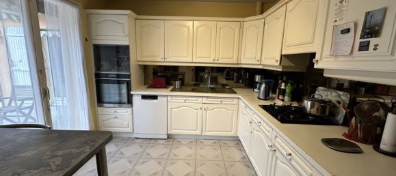 Casa de 4 dormitorios en Genas, France No. 200399 8