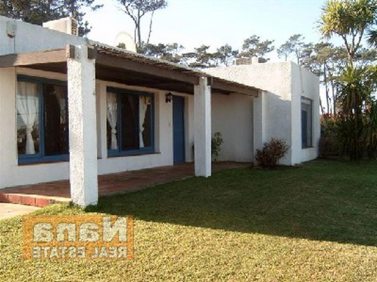 Casa de 3 dormitorios en Maldonado, Uruguay No. 9640