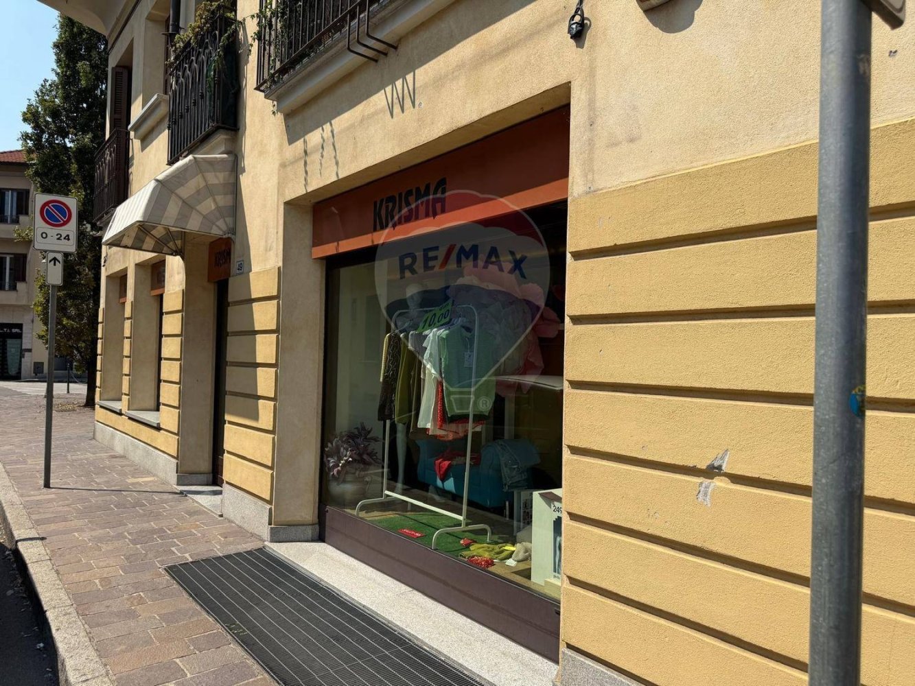 120m² Commercial property in Parabiago, Italy No. 379194