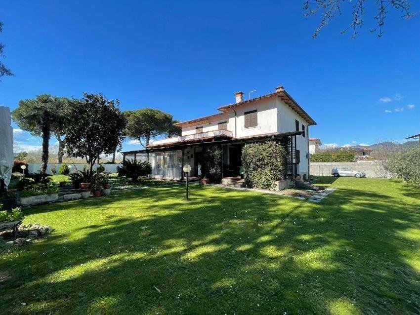 6 bedrooms Villa in Carrara, Italy No. 215085