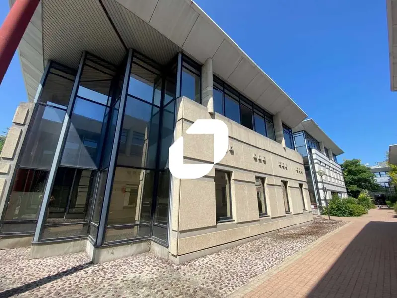 123m² Office in Gennevilliers, France No. 302406