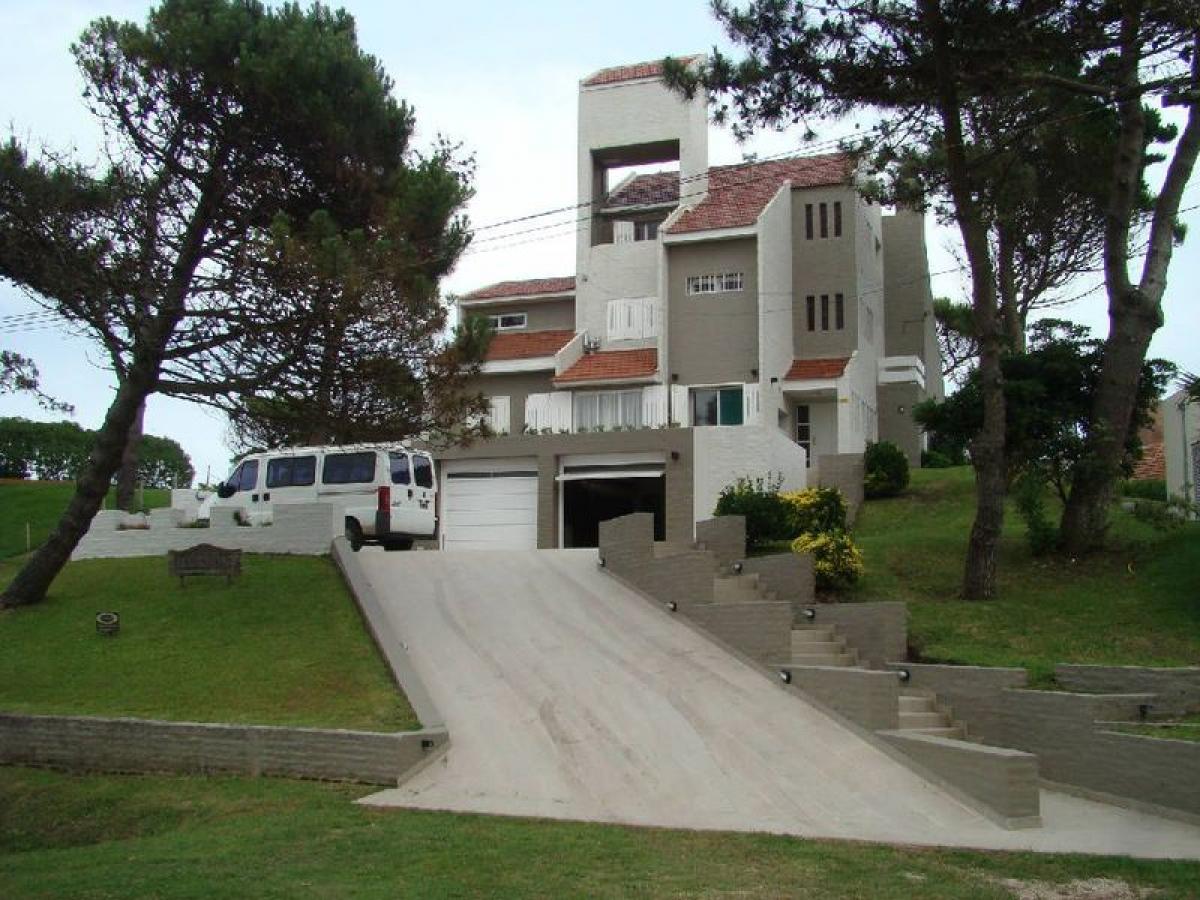 4 bedrooms House in Mar del Plata, Argentina No. 82186