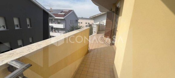 2-salle Appartement à Montesilvano, Italy No. 24018 17