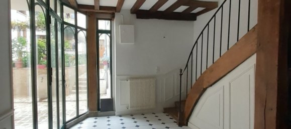 4 bedrooms House in Orleans, France No. 69797 2