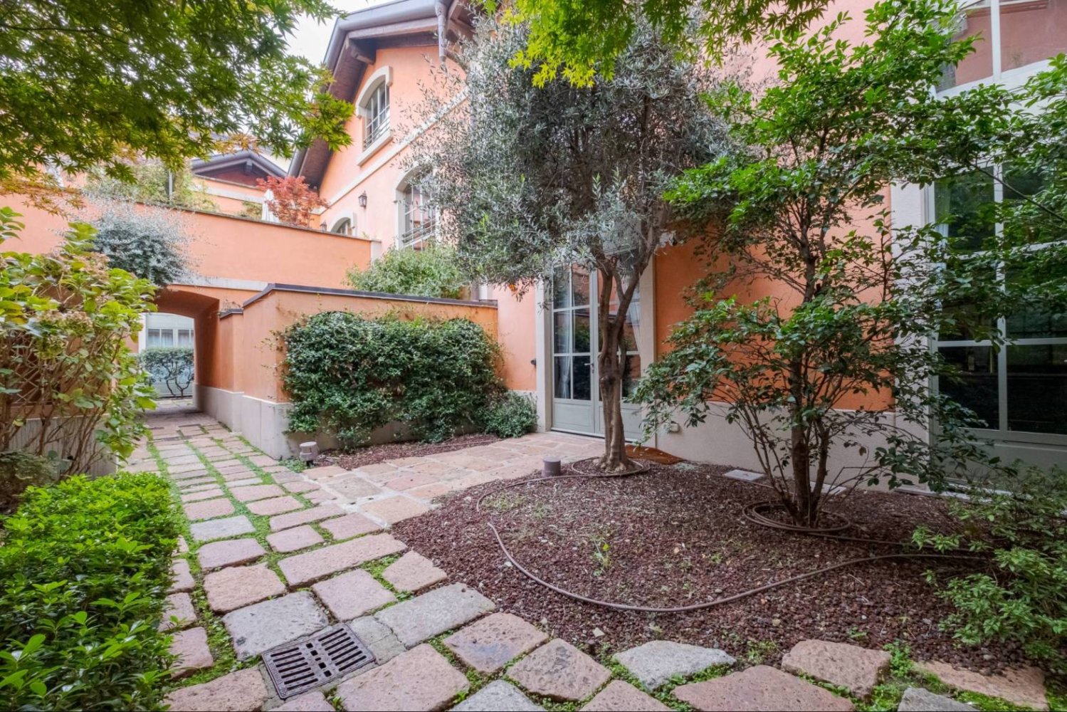 5 bedrooms Commercial property in Milan, Italy No. 240080