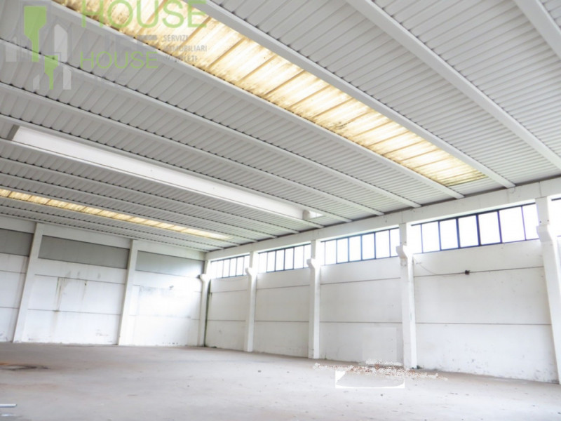 395m² Warehouse in Santorso, Italy No. 277146