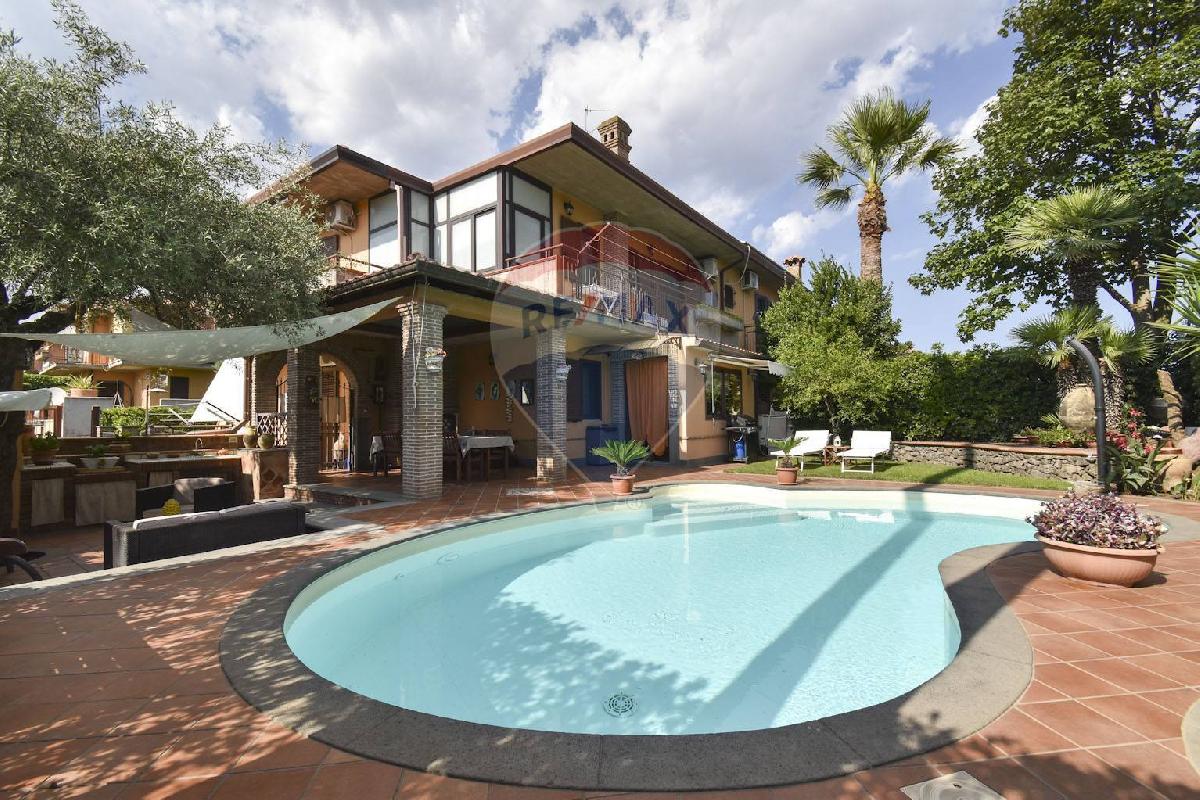 Villa de 5 dormitorios en Mascalucia, Italy No. 275803